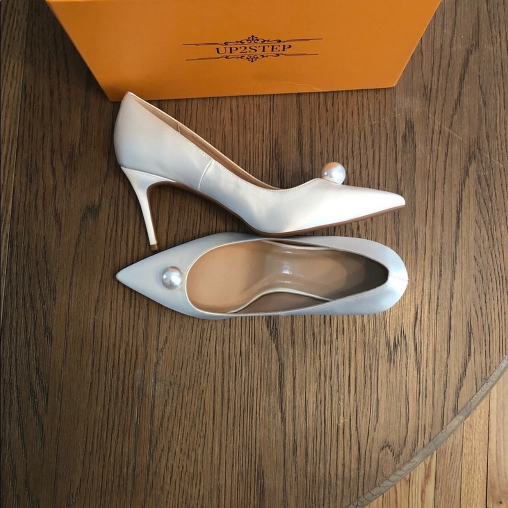 NWT White satin pearl pumps sz 40/9